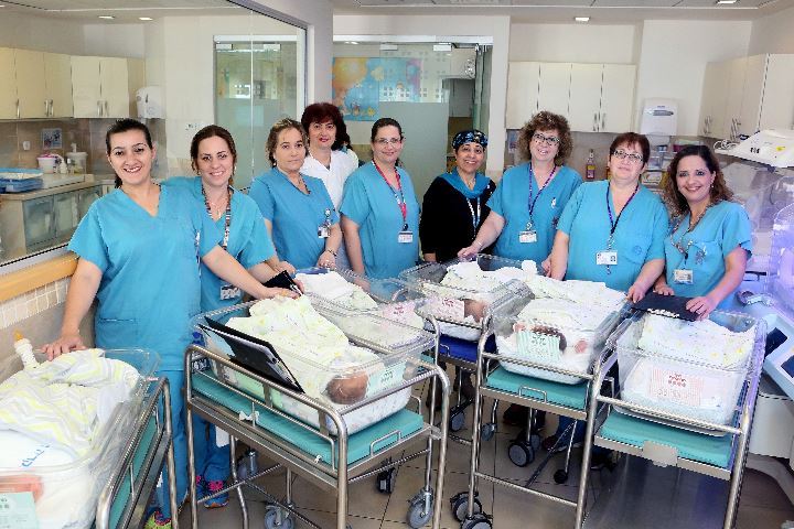 בתמונה צוות התינוקיה של רמבם עם תאומים שנולדו בביהח.
צילום פיוטר פליטר. 
צילום: פיוטר פליטר.